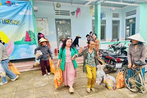 Hơn 2.000 phần quà và hơn 1 tỉ đồng tới tay bà con miền Trung sau thiên tai