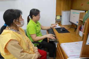 TP.HCM: Hơn 15.000 hộ nghèo, cận nghèo được cấp thẻ BHYT miễn phí 