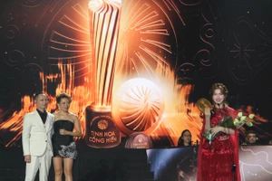 Giải thưởng Tinh hoa Việt: Hòa Minzy giành 'cú đúp' giải thưởng Ca sĩ của năm và MV của năm