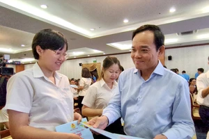 Bí thư Thành ủy TP.HCM Trần Lưu Quang thăm hỏi, chúc Tết người lao động