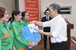 'Xuân yêu thương' đến với nữ công nhân môi trường TP.HCM