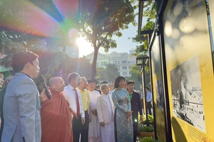 Khai mạc triển lãm ảnh 'Dân tộc anh hùng, Đảng quang vinh, Bác Hồ vĩ đại'