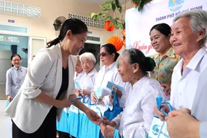 TP.HCM: Xuân yêu thương đến với các cụ bà neo đơn