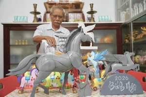 Độc đáo linh vật ngựa có cánh từ nhựa bỏ đi