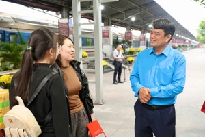 Ấm áp ‘Chuyến tàu Công đoàn’ đưa hàng trăm gia đình công nhân từ TP.HCM về quê đón Tết