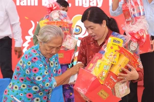 Món quà Tết đặc biệt đến với nữ công nhân may thuê trọ ở TP.HCM