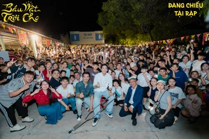 Chiếu phim Tết 'Báu vật trời cho' miễn phí để tri ân bà con làng chài Diên Hương 