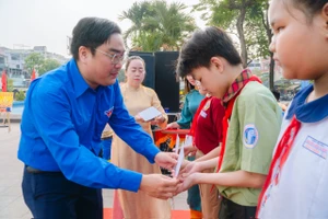 Thành Đoàn TP.HCM bàn giao sân chơi cho trẻ em tại công viên khu Chợ Lớn