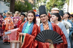 'Tóc xanh vạt áo' lan tỏa mạnh mẽ, giới trẻ khoác Việt phục xuống phố 