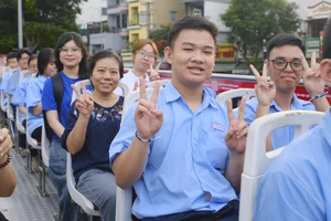 Hơn 100 thanh thiếu niên khuyết tật trải nghiệm City Tour, học nghề thủ công
