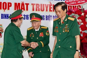 Đại tá tình báo Tư Cang xúc động gặp lại đồng đội ở tuổi 99