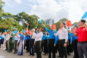 Tuổi trẻ TP.HCM chào cờ và phát động hành trình 'Tôi yêu Tổ quốc tôi'