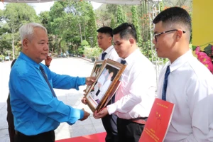 Kết nạp 19 công nhân ưu tú vào Đảng nhân dịp sinh nhật Bác