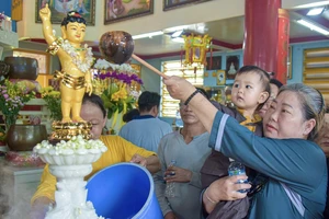 Mùa Phật đản, người dân đi chùa tắm Phật và gửi ước nguyện an lành 
