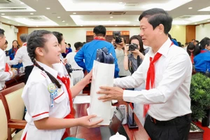 Lãnh đạo TP.HCM gặp gỡ, nghe thiếu nhi hiến kế về giáo dục, văn hóa