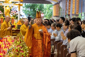 Lễ cầu siêu các anh hùng liệt sĩ tại Công viên Lê Thị Riêng diễn ra xuyên đêm
