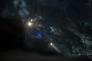 'Skyline' hé lộ cuộc chiến với quái vật ngoài hành tinh