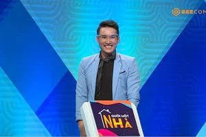 Hà Trí Quang muối mặt vì bị gái lạ 'đuổi' trên sân khấu Người một nhà