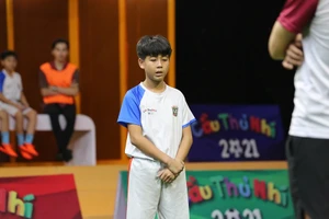 Ali Hoàng Dương 'lặng lẽ' nhìn cầu thủ nhí mạnh nhất của đội ra về?