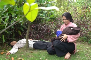 Mót hoán đổi 2 đứa trẻ khiến Tô Hoàng ôm con của Lực mà không hay biết