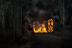 Bị Tô Hoàng đốt nhà, Lệ kéo cả nhà ra chợ tố cáo tên gian ác