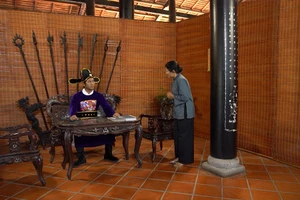 Tô Hoàng 'mua' cả quan chủ khảo, vu cho Trọng Nghĩa tội phạm húy tày đình