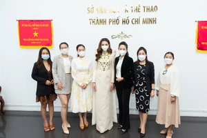 Hoa hậu Thùy Tiên đến thăm Sở Văn hóa và Thể thao TPHCM