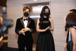 Ngô Kiến Huy, Thúy Ngân diện đồ tới chúc mừng nhà sản xuất Running Man Vietnam