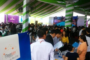 Chật kín người tham quan nhà mẫu Moonlight Residences