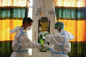 Indonesia: Hàng trăm nhân viên y tế nhiễm biến thể Delta dù đã tiêm vaccine. Ảnh: REUTERS