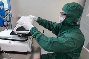 Quân đội Nga nghiên cứu thuốc kháng COVID-19 dưới dạng kẹo cao su. Ảnh: MOSKVA NEWS AGENCY