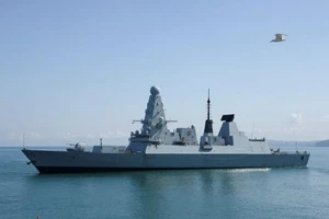 Hàng chục trang tài liệu mật về tàu chiến của Anh được tìm thấy ở trạm xe buýt. Ảnh: REUTERS