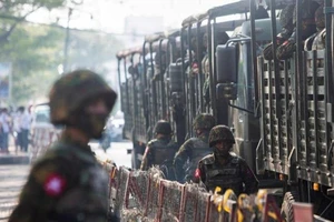 Myanmar yêu cầu giám đốc các hãng viễn thông không tự ý xuất cảnh. Ảnh: REUTERS