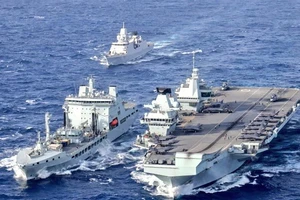 Tàu dầu RFA Tideforce tiếp liệu cho tàu sân bay HMS Queen Elizabeth, phía sau là tàu hộ vệ Hà Lan HNLMS Evertsen. Ảnh: TWITTER/HMSQNLZ.