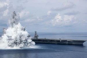 Tạo vụ nổ để thử sức 'chịu đòn' của tàu sân bay, Mỹ muốn nhắn gì đến TQ, Nga? Ảnh: TWITTER/SCMP