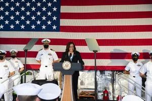 Phó Tổng thống Mỹ Kamala Harris găp gỡ thủy thủ đoàn trên chiến hạm USS Tulsa. Ảnh: HẢI QUÂN MỸ