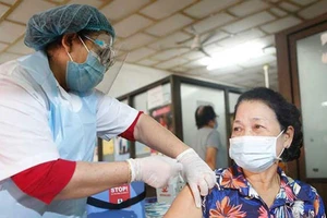 Campuchia sắp hoàn thành tiêm vaccine ngừa COVID-19 cho 10 triệu dân. Ảnh: KT/ SIV CHANNA