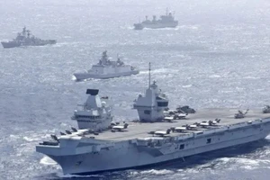 Tàu sân bay của Anh tập trận cùng hải quân Nhật gần đảo Okinawa. Ảnh: KYODO