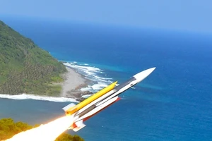 Đài Loan triển khai tên lửa chống hạm Hsiung Feng III đến căn cứ Đài Trung. Ảnh: TAIWAN NEWS