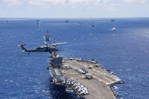 Nhóm tác chiến tàu sân bay USS Carl Vinson trong một cuộc tập trận chung với hải quân Philippines hồi tháng 6-2018. Ảnh: AP