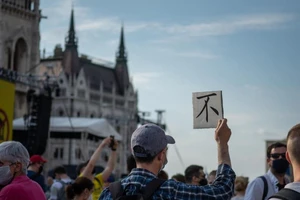 Biểu tình tại Hungary phản đối dự án xây dựng cơ sở ĐH Phục Đán ở Budapest. Ảnh: GABRIELLA CSOSZÓ