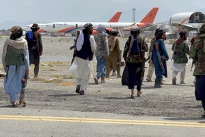 Lực lượng Taliban tuần tra trên đường băng một ngày sau khi quân đội Mỹ rút khỏi sân bay quốc tế Hamid Karzai ở Kabul, Afghanistan ngày 31-8. Ảnh: REUTERS