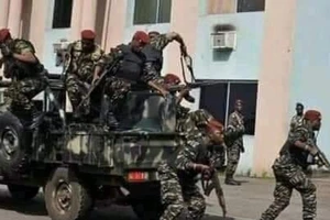 Quân đội Guinea triển khai trên đường phố thủ đô Conakry hôm 5-9. Ảnh: EPA-EFE 