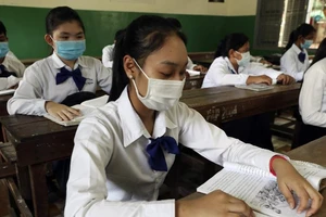 Học sinh tại trường trung học Santhormok, Phnom Penh, Campuchia hồi tháng 11-2020. Ảnh: AP / HENG SINITH