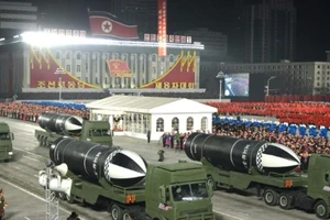 Nguồn tin: Triều Tiên dường như đã tổ chức duyệt binh trong đêm. Ảnh: AFP / KCNA