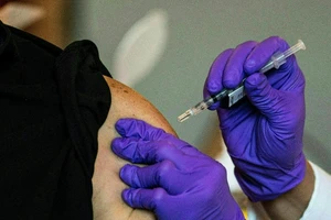 Mỹ: Người tiêm phòng vaccine COVID-19 đẩy đủ giảm nguy cơ tử vong 11 lần. Ảnh: AFP/GETTY IMAGES