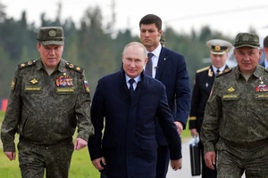 Điện Kremlin: Ông Putin phải tự cách ly vì đoàn tùy tùng có người nhiễm COVID-19. Ảnh: SERGEI SAVOSTYANOV