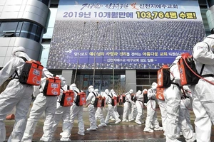 Lộ trình nới lỏng giãn cách ở các đô thị nước ngoài – Bài 7: Seoul. Ảnh: AP