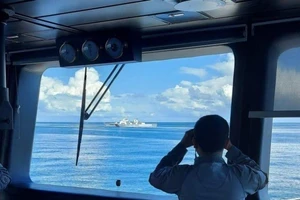 Thành viên thuộc Cơ quan An ninh hàng hải Indonesia quan sát tàu hải cảnh Trung Quốc ở vùng biển xung quanh Natuna. Ảnh: BAKAMLA