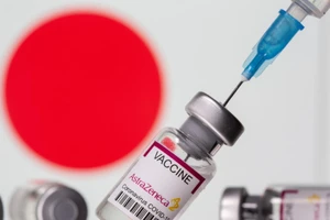 Nhật cam kết viện trợ thêm 30 triệu liều vaccine COVID-19 cho các nước. Ảnh: REUTERS